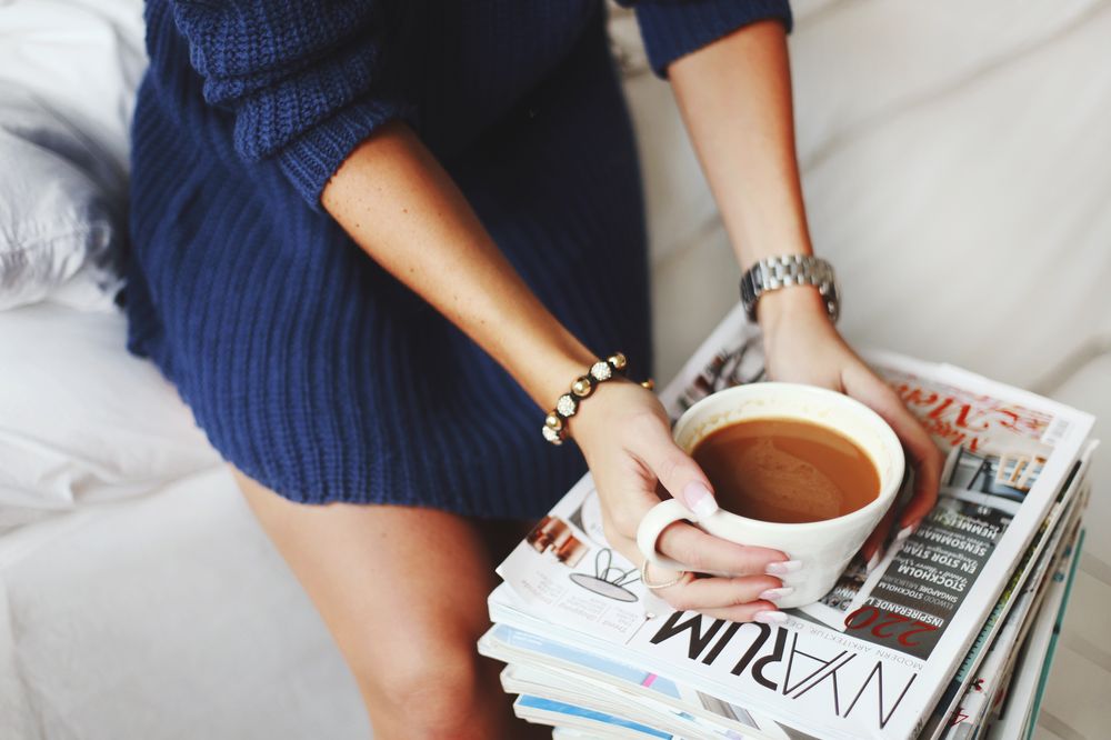 Доброе утро пишет человека. Девушка с кофе в руках. Девушка с чашкой в руках. Фотосессия с кофе. Чашка кофе в женских руках.
